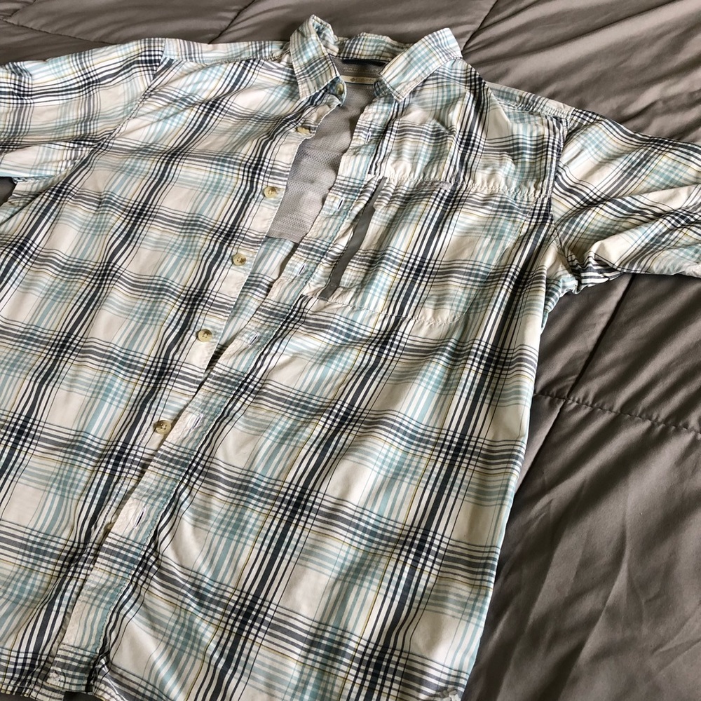 SALE!!! Columbia Omni-wick fishing shirt size large in light blue—EUC!